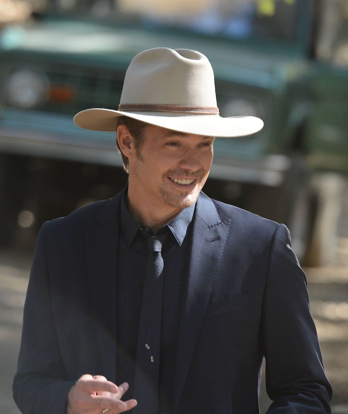 Timothy Olyphant indossa un cappello nei panni di Raylan Givens in Justified di FX