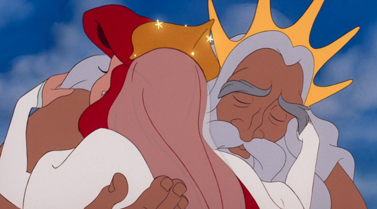 Re Tritone abbraccia Ariel il giorno del suo matrimonio nell'animazione La sirenetta del 1989