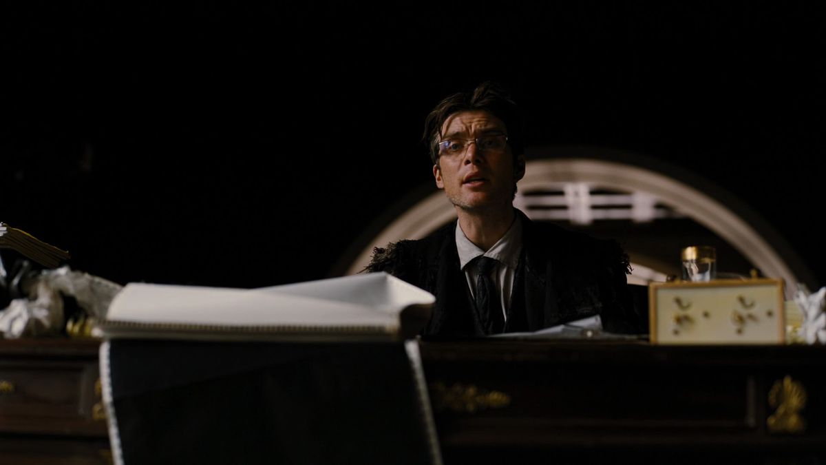 Cillian Murphy nei panni di un brizzolato Jonathan Crane che presiede un tribunale improvvisato in The Dark Knight Rises