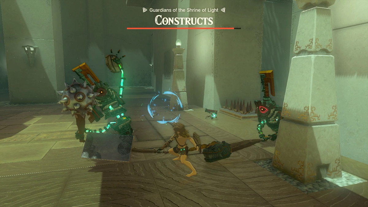 Un Link per lo più nudo combatte diversi costrutti in un santuario usando alcune punte di metallo attaccate a un bastone in Tears of the Kingdom.