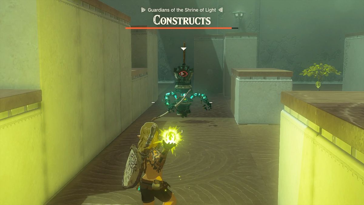Link Nudo si prepara a lanciare un frutto shock a un Costrutto che tiene un arco nel Santuario di Joku-usin in The Legend of Zelda: Tears of the Kingdom.