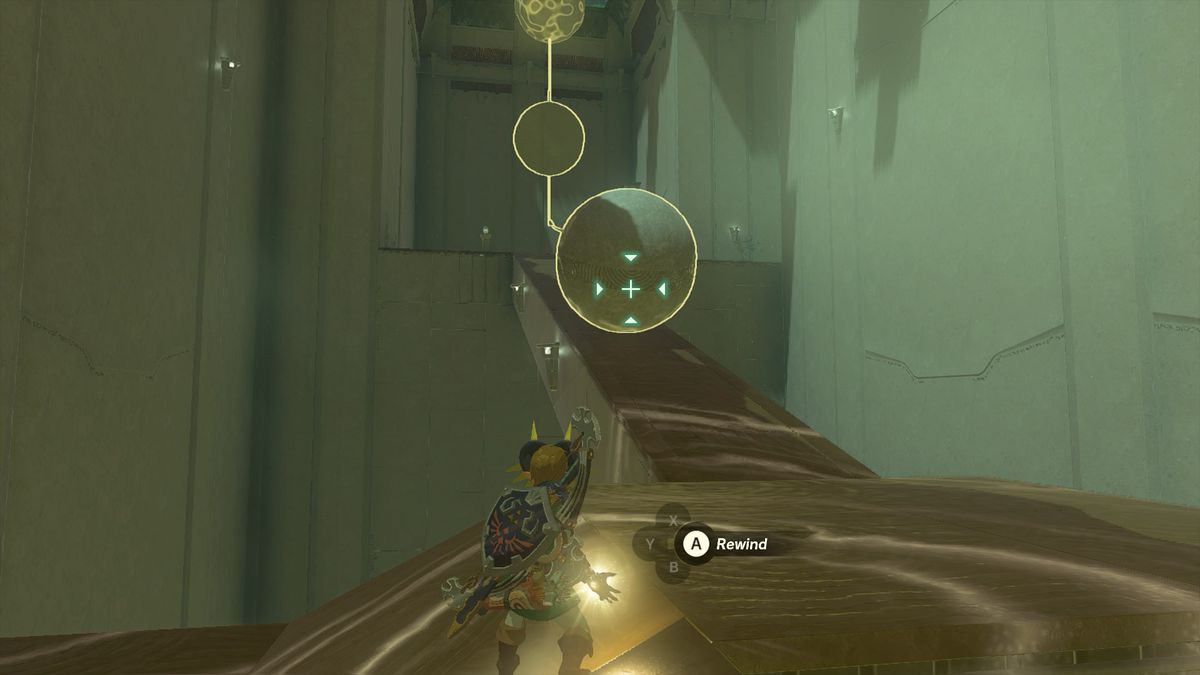 Collega usando l'abilità Richiamo su una palla di pietra che rotola giù da una rampa nel Santuario di Tauyosipun in The Legend of Zelda: Tears of the Kingdom.