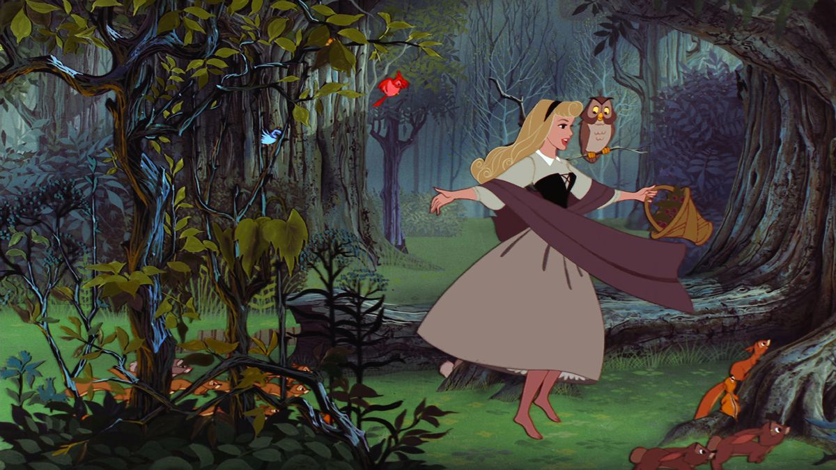 Aurora salta attraverso i boschi a piedi nudi, accanto a uccelli svolazzanti e conigli e scoiattoli che scorrazzano, nella Bella Addormentata di Disney
