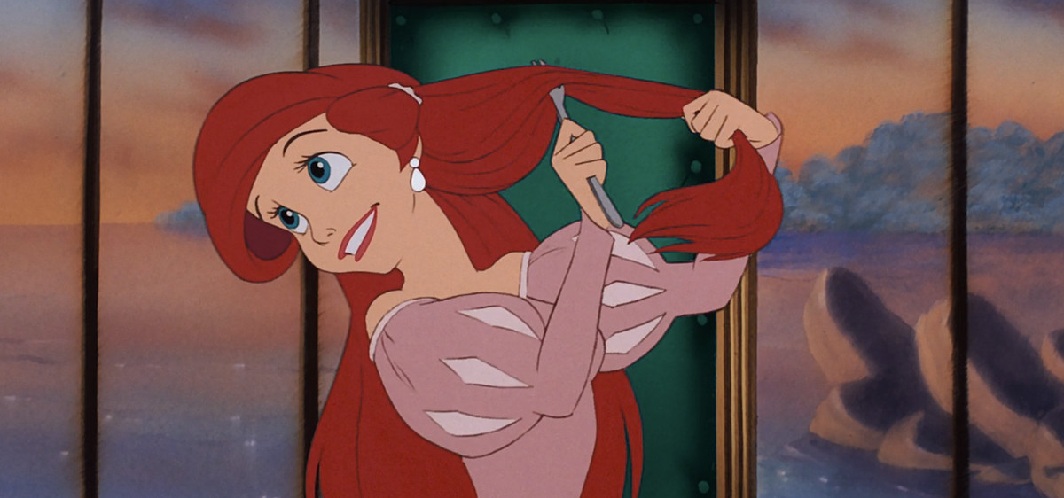 Human-Ariel in The Little Mermaid si pettina con entusiasmo i capelli con una forchetta mentre è seduta a un tavolo con il principe Eric