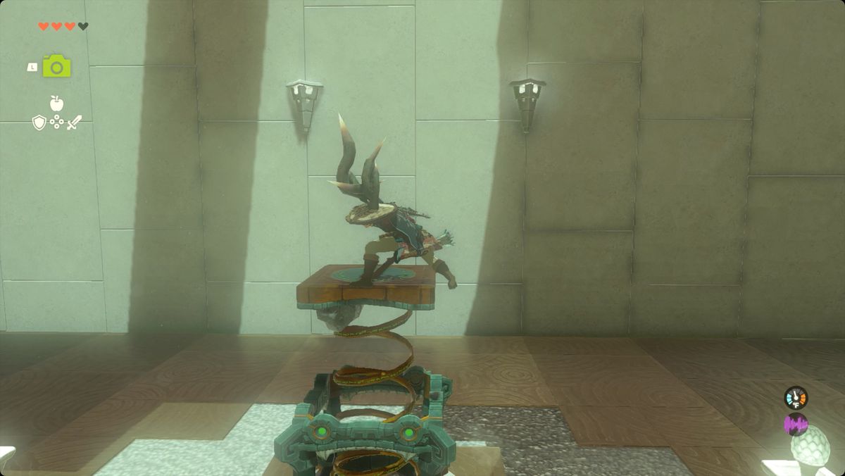The Legend of Zelda: Tears of the Kingdom Link che attiva un meccanismo a molla nel Santuario Morok