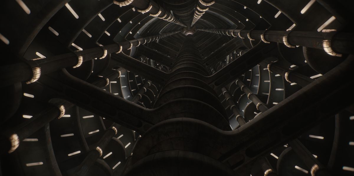 Un'inquadratura che guarda le scale e i ponti del silo in un fotogramma della prima stagione di Silo