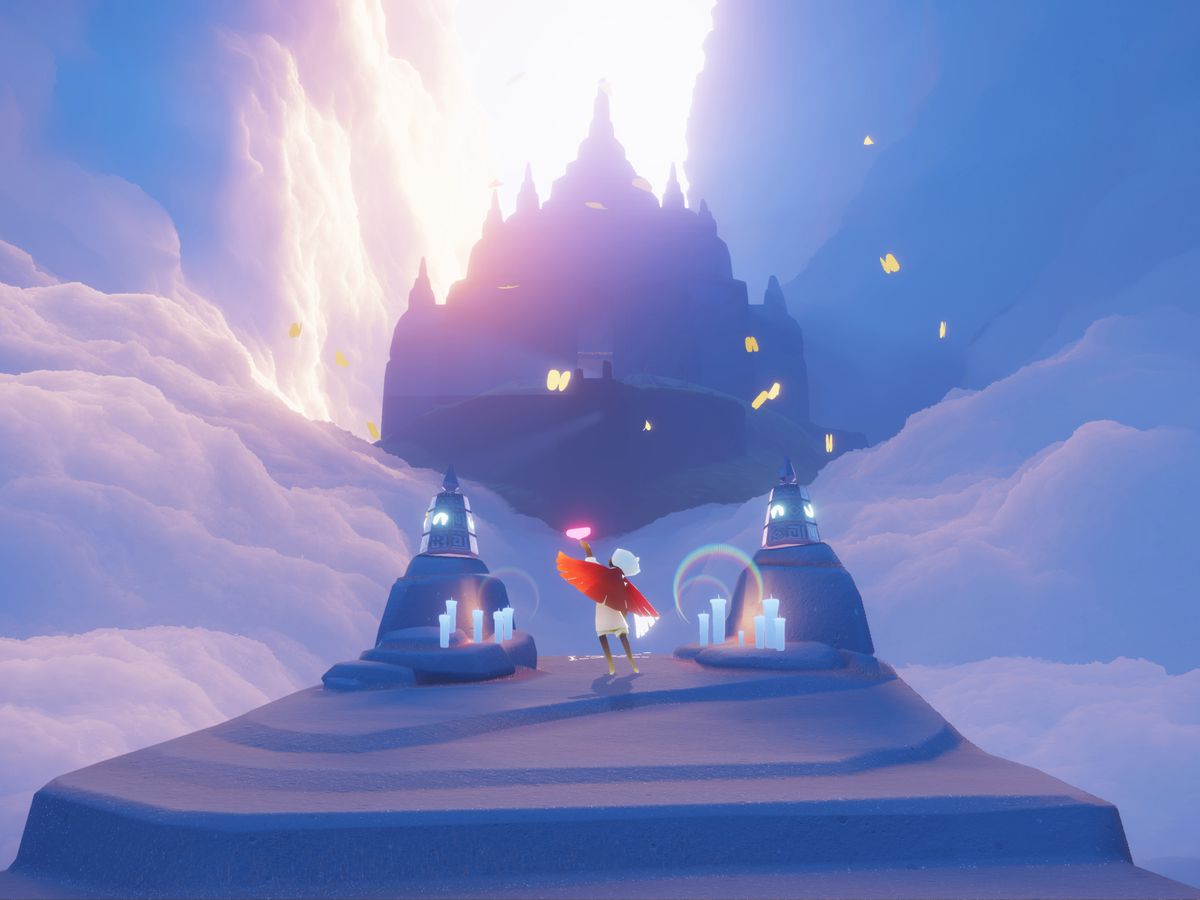 Un personaggio giocante in Sky: Children of the Light solleva un oggetto sopra le loro teste mentre si affaccia su un'enorme montagna circondata da una fascia di nuvole.