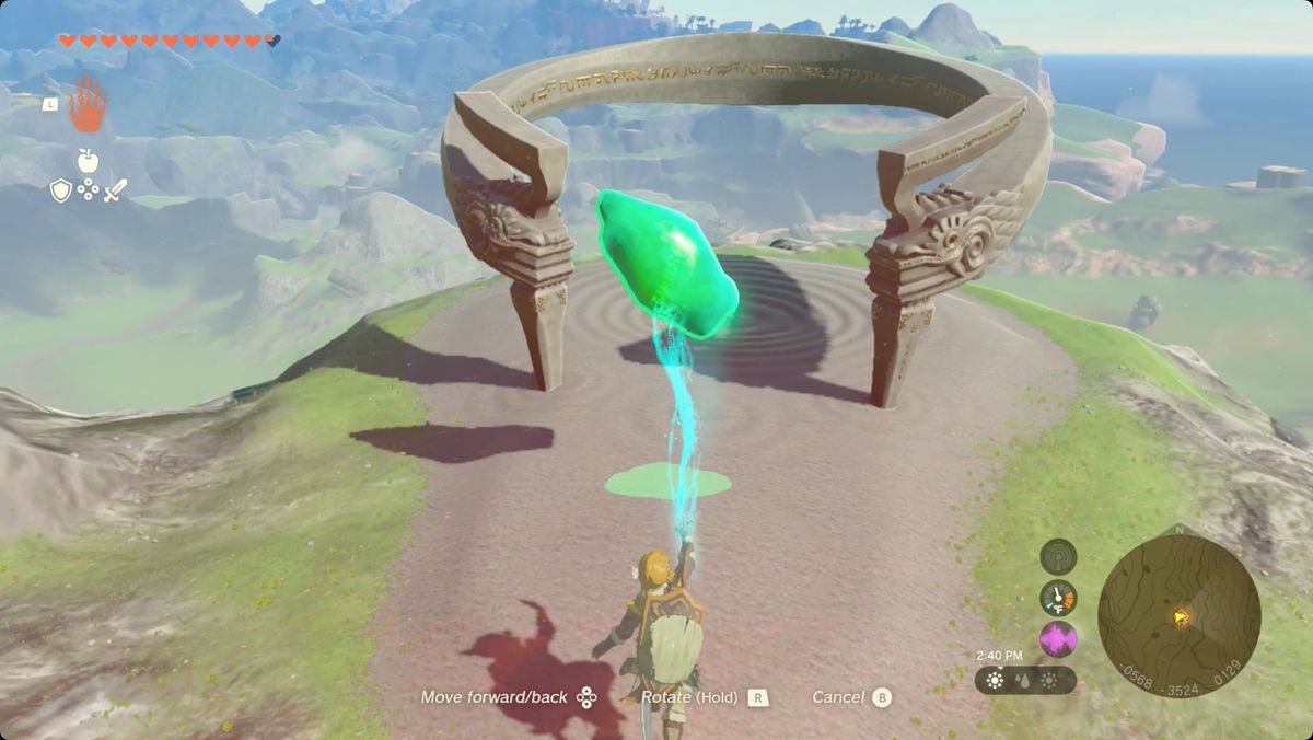Link usa Ultrahand per portare un cristallo al Santuario Ishokin in The Legend of Zelda: Tears of the Kingdom
