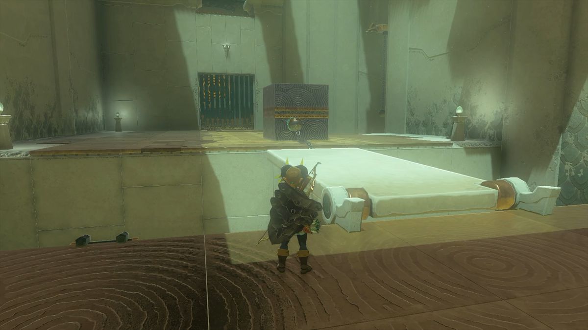 Il primo gradino del Santuario Musanokir in The Legend of Zelda: Tears of the Kingdom.  Attacca la sfera di metallo al grande cubo di metallo per sollevare il ponte.