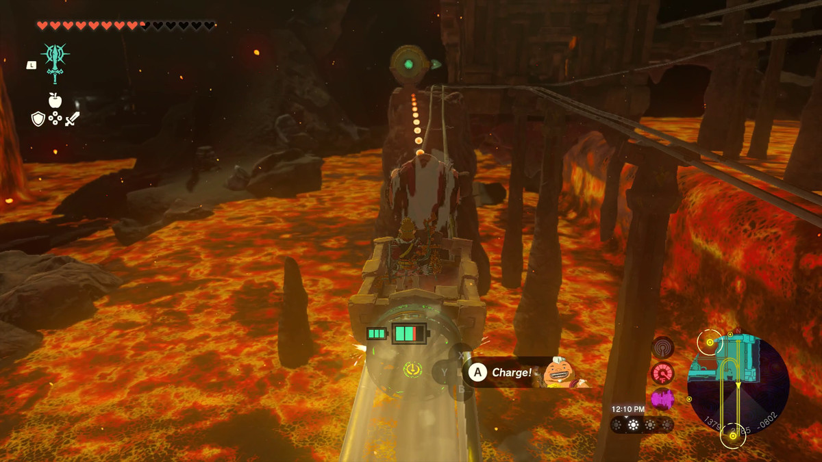 Link cavalca un carrello da miniera in avanti, indicando Yunobo, che sta rotolando in una palla, verso un dispositivo circolare davanti in Tears of the Kingdom