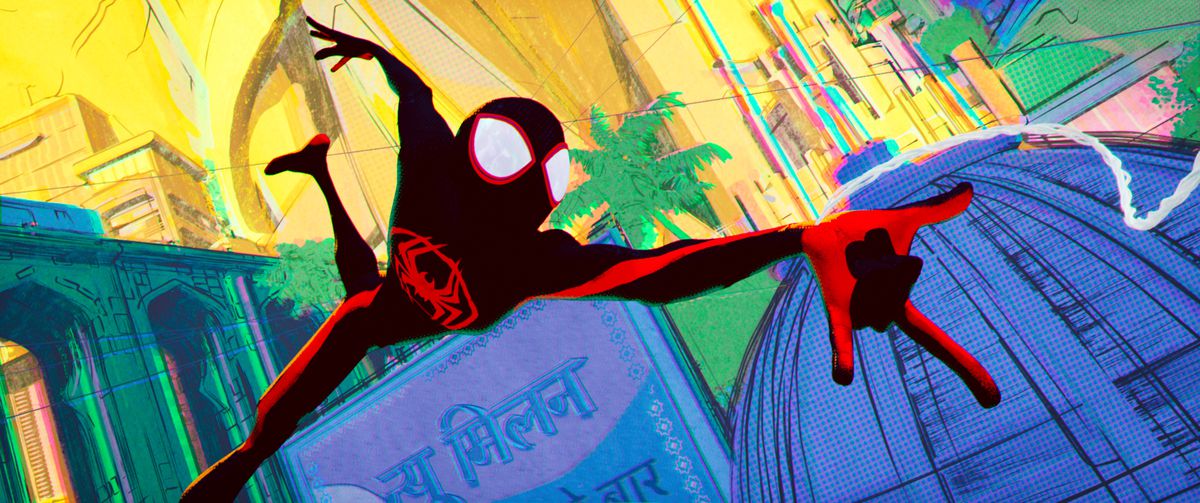 Miles Morales nel suo costume da Spider-Man blu scuro e rosso sangue si agita a mezz'aria alla fine di una ragnatela, mentre un paesaggio urbano luminoso, audace, quasi astratto si estende dietro di lui in Spider-Man: Across the Spider -Versetto