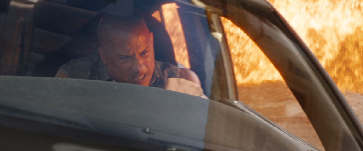 Dominic Toretto (Vin Diesel) fa una smorfia mentre cerca di sfuggire a una gigantesca esplosione nella sua auto in Fast X
