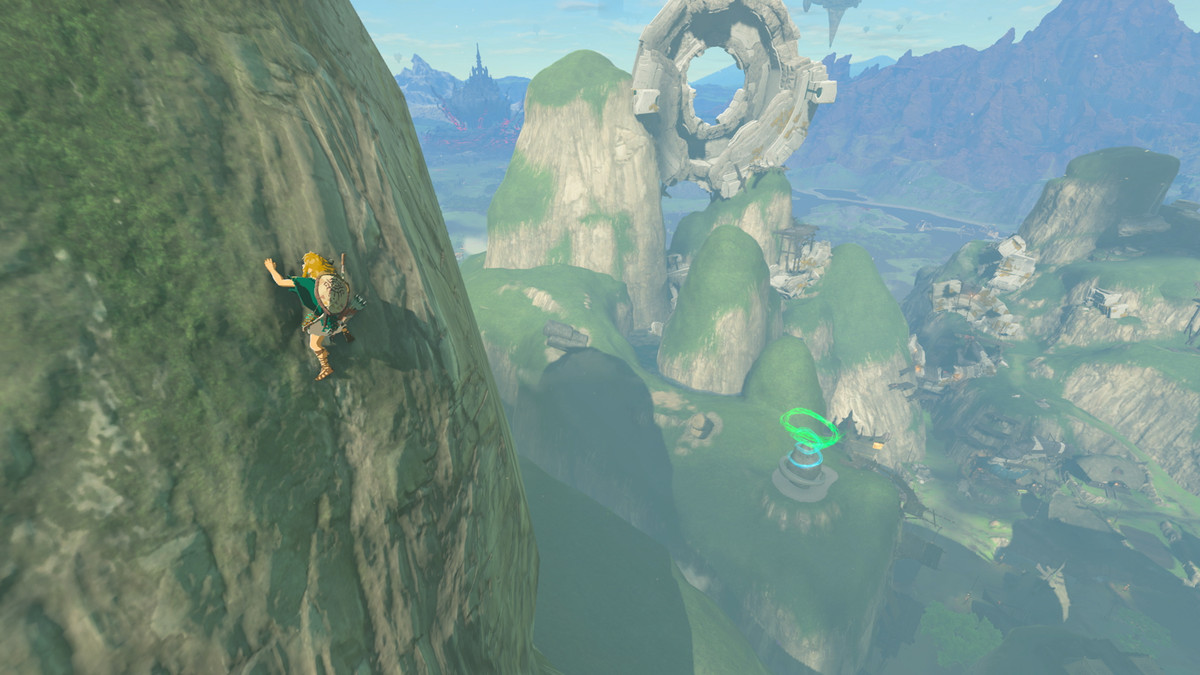 Link scala una scogliera a strapiombo in The Legend of Zelda: Tears of the Kingdom.  Sullo sfondo si può vedere un santuario tra strane formazioni rocciose
