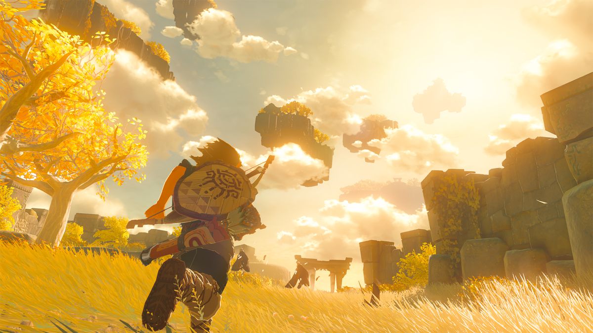 Uno screenshot di Link che attraversa Hyrule mentre il sole tramonta in The Legend of Zelda: Tears of the Kingdom, con la telecamera puntata verso le isole che fluttuano nel cielo