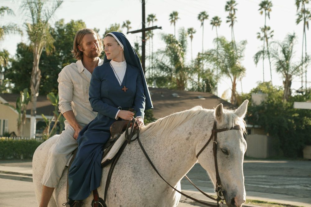 Simone (Betty Gilpin) e Wiley (Jake McDormand) siedono sul dorso di un cavallo in un fotogramma della prima stagione di Mrs Davis