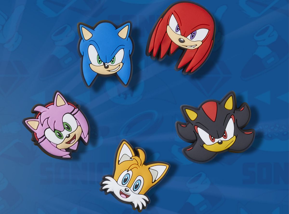 Un'immagine stock degli incantesimi Jibbitz lanciati insieme alle Sonic Crocs