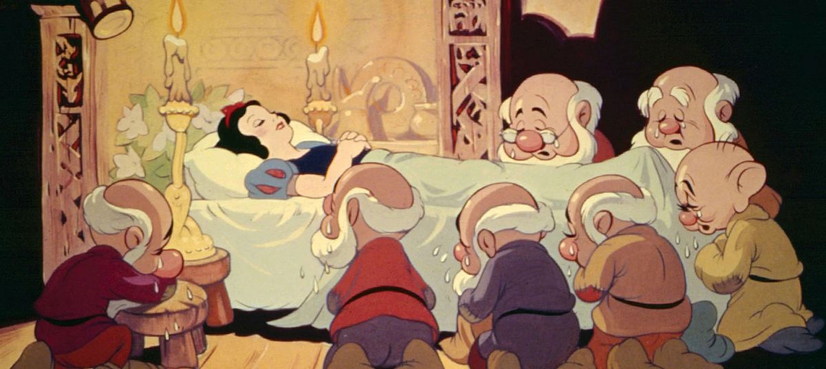 Un cel dipinto dei sette nani che piangono al capezzale di una Biancaneve addormentata.