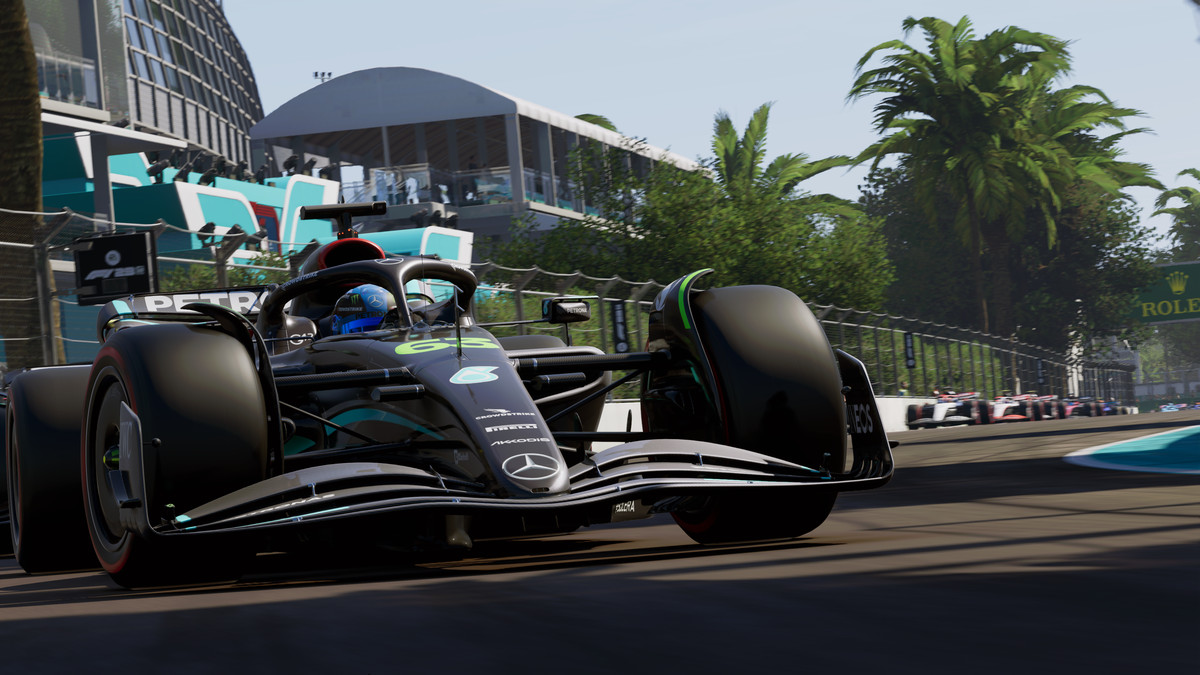 La Mercedes prende una curva davanti al campo in F1 23 sul nuovo circuito di Miami