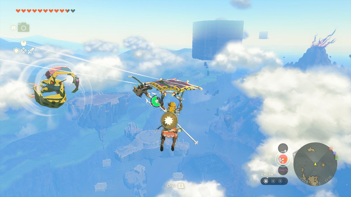 Link scende lentamente con il suo parapendio mentre un Aerocuda si prepara ad attaccarlo a mezz'aria in Zelda: Tears of the Kingdom