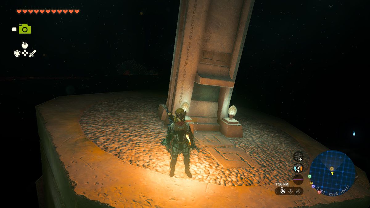 Link si trova accanto alla tavoletta di pietra, che è caduta nelle profondità in Zelda: Tears of the Kingdom