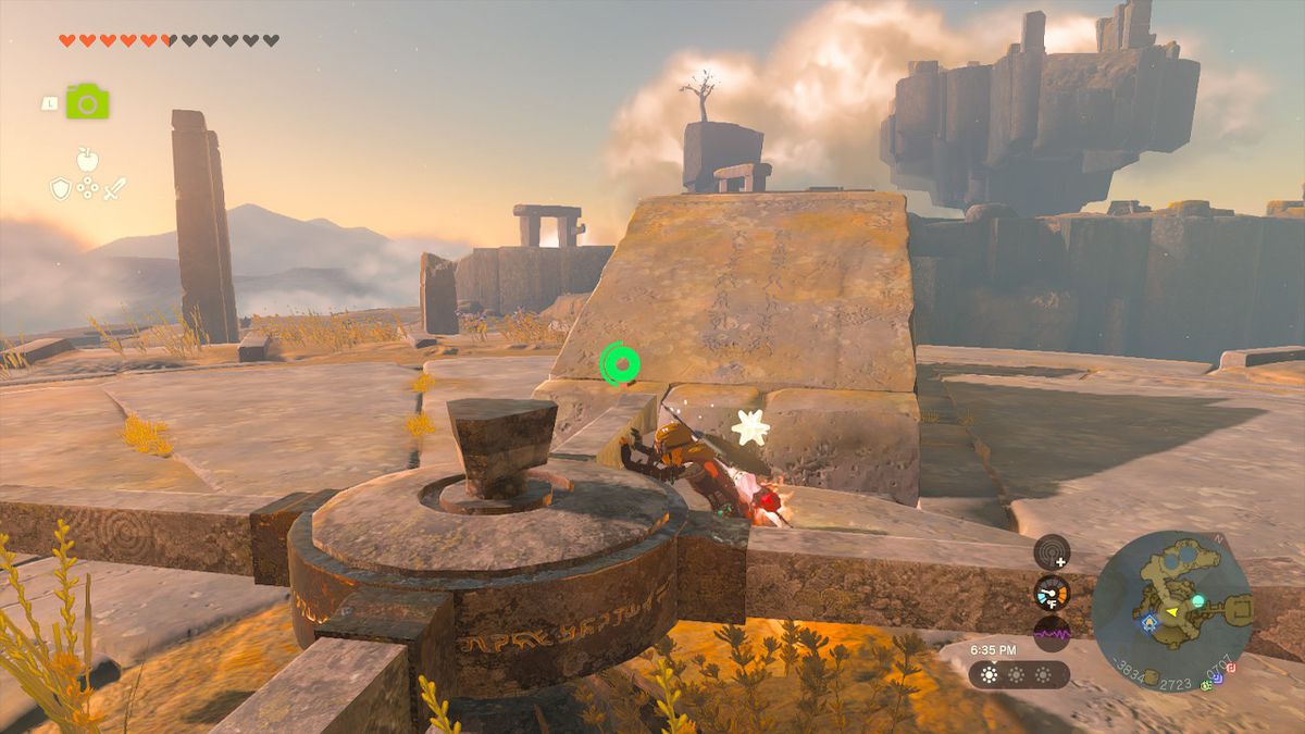 Link spinge un meccanismo a leva per spostare l'isola in Zelda: Tears of the Kingdom