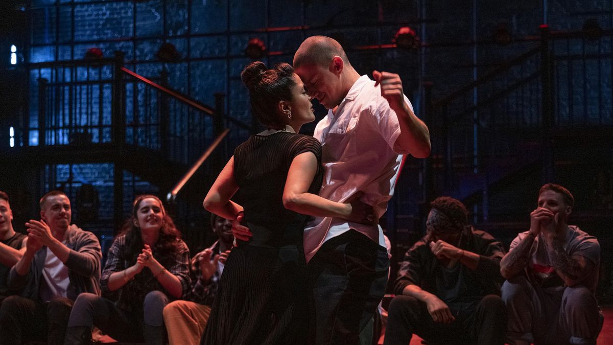 (LR) Salma Hayek Pinault e Channing Tatum ballano davanti a una fila di persone sedute e protese in avanti in Magic Mike's Last Dance.