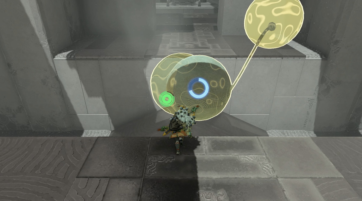 Un'immagine di Link che usa Recall per riavvolgere il tempo su una palla gigante in The Legend of Zelda: Tears of the Kingdom. 