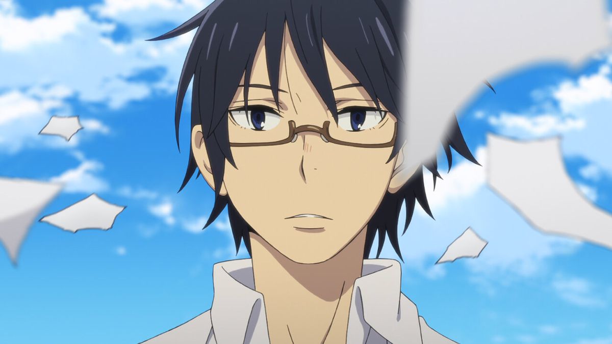 Un personaggio anime dai capelli neri (Satoru Fujinuma) con gli occhiali fissa brandelli di carta che si muovono in Erased.