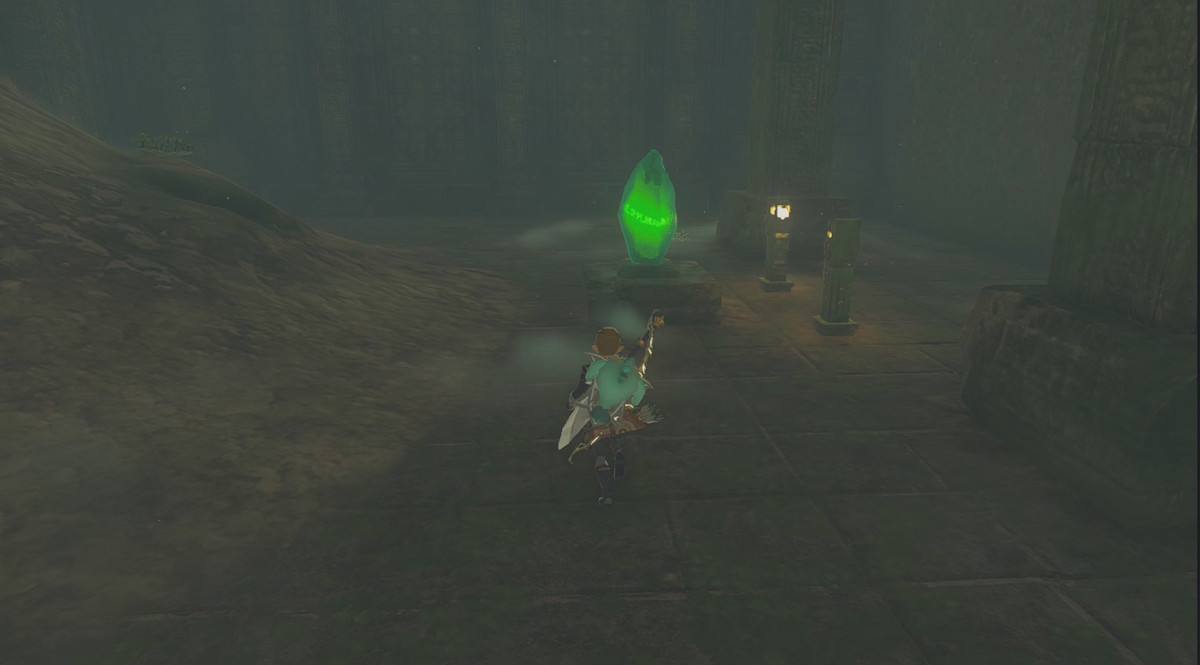 Una piccola stanza nella caverna contenente un brillante cristallo verde in The Legend of Zelda: Tears of the Kingdom. 