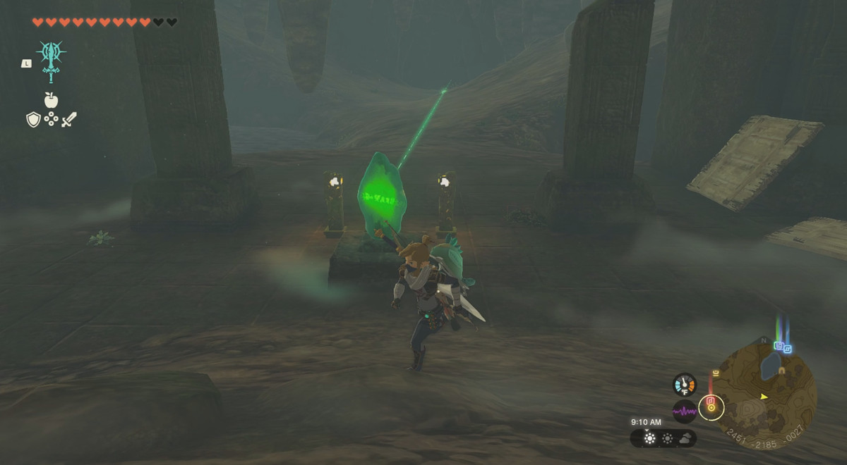 Un'immagine di Link che cammina intorno all'ingresso di una gigantesca stanza cavernosa in The Legend of Zelda: Tears of the Kingdom. 