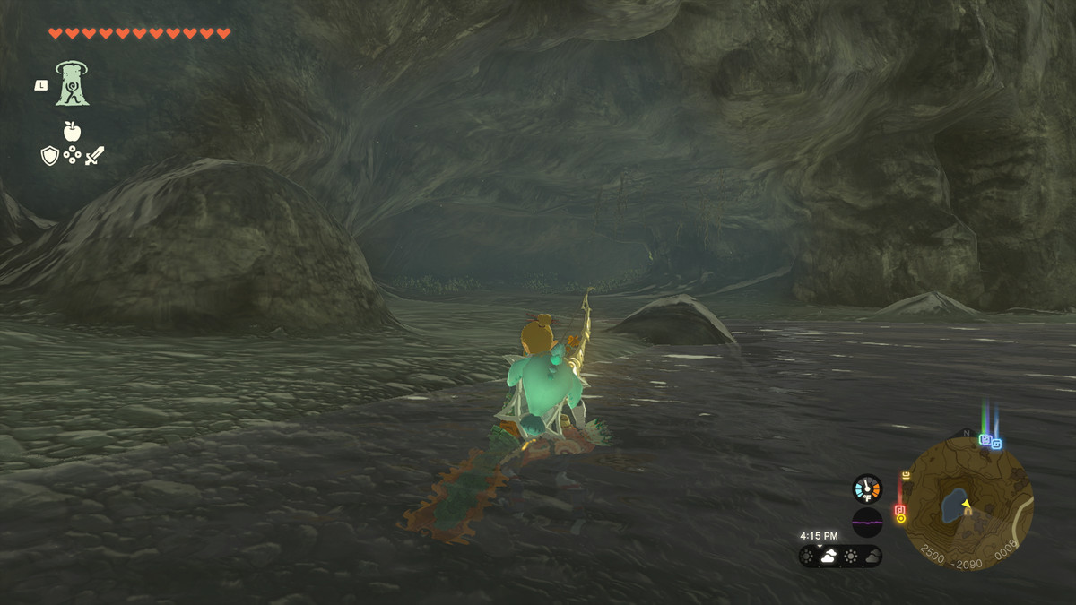 Link davanti all'ingresso di una caverna in The Legend of Zelda: Tears of the Kingdom.  L'ingresso è appena visibile e sembra quasi che non ci sia una grotta lì. 