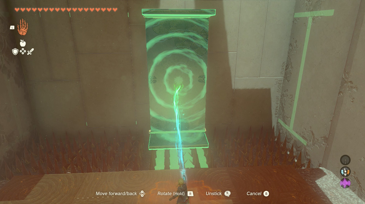 Link posiziona un'impalcatura in cima ad alcune punte in modo da poter navigare in sicurezza in un santuario in Zelda: Tears of the Kingdom.