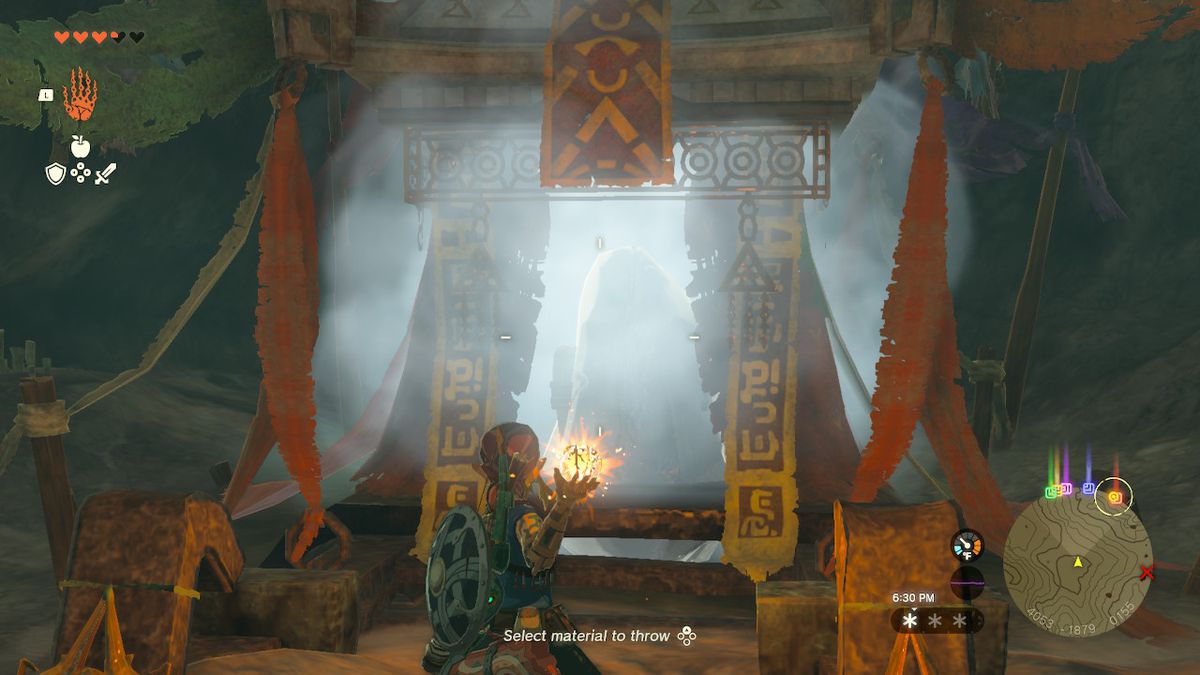 Link si prepara a lanciare il frutto di fuoco per sciogliere il ghiaccio che copre una cassa in Zelda: Tears of the Kingdom
