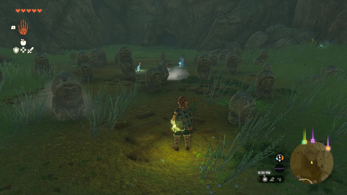 Link è circondato da statue di pietra mentre si dirige verso la Caverna del Derubato in Zelda: Tears of the Kingdom