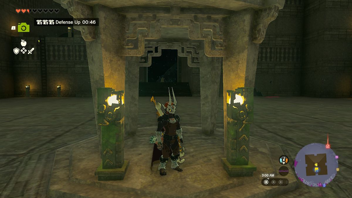 Link si trova sotto un altare indossando l'armatura dello spirito malvagio in Zelda Tears of the Kingdom.