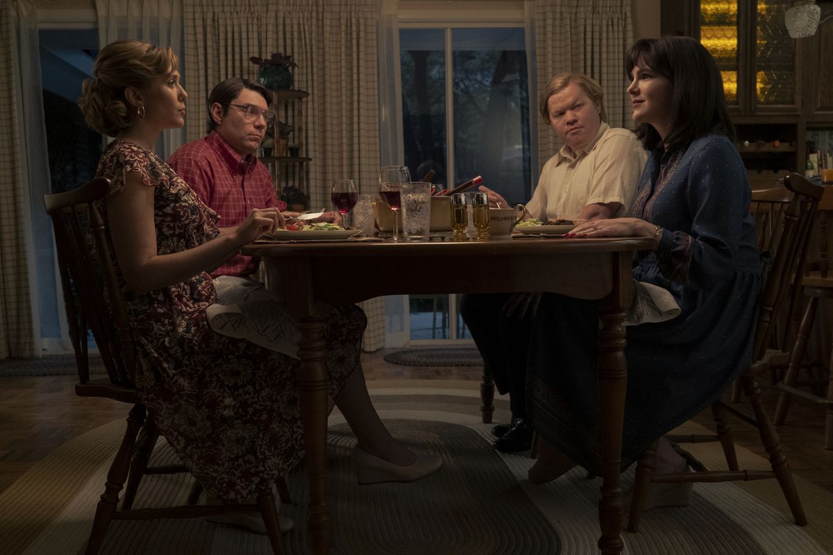 Candy (Elizabeth Olsen) e Betty (Lily Rabe) siedono a cena con i loro mariti (Patrick Fugit e Jesse Plemons) in un fotogramma di Love & Death