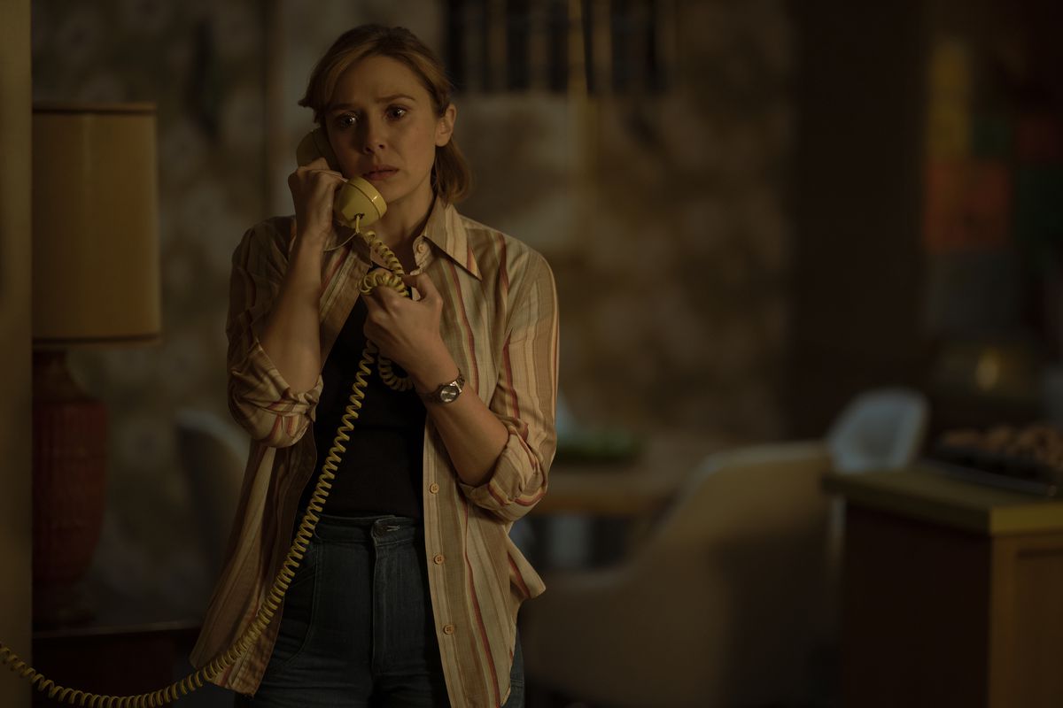 Candy (Elizabeth Olsen) si alza e sembra preoccupata al telefono 