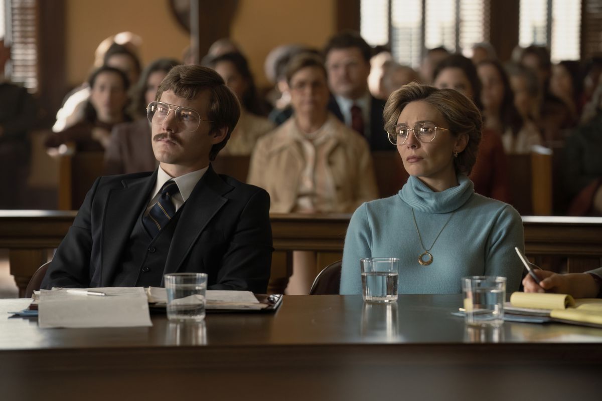 Candy (Elizabeth Olsen) siede accanto al suo avvocato in tribunale in un fotogramma di Love & Death