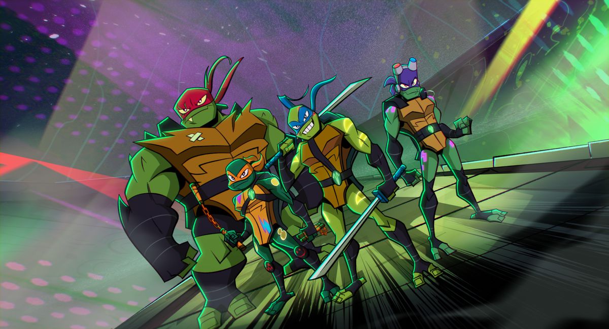 Le tartarughe in Rise of the Teenage Mutant Ninja Turtles: The Movie si preparano a combattere, con le armi sguainate, in un colorato paesaggio urbano pieno di luci.