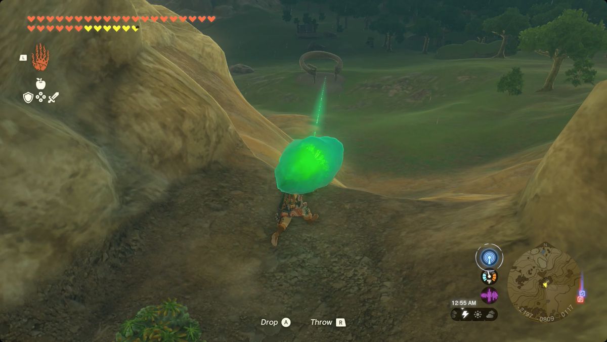 The Legend of Zelda: Tears of the Kingdom Link che porta il cristallo del Santuario di Usazum fuori dalla grotta ai piedi del Monte Satori.