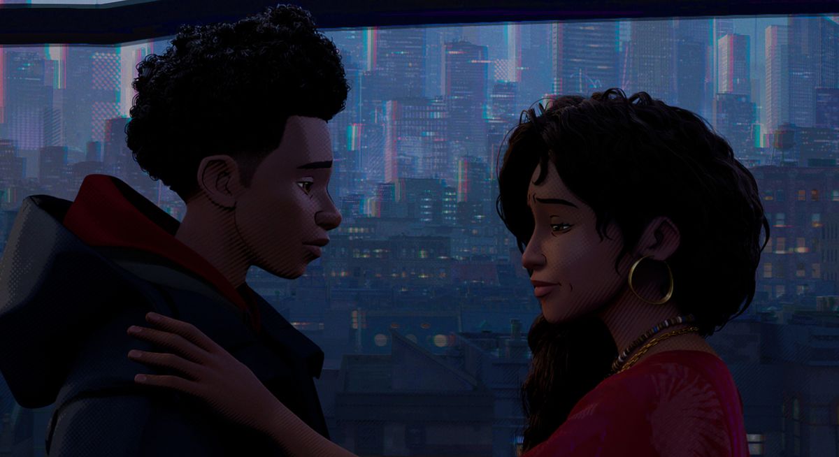 Miles Morales ha un momento tranquillo con sua madre Rio sullo sfondo dello skyline di New York City in Spider-Man: Across the Spider-Verse