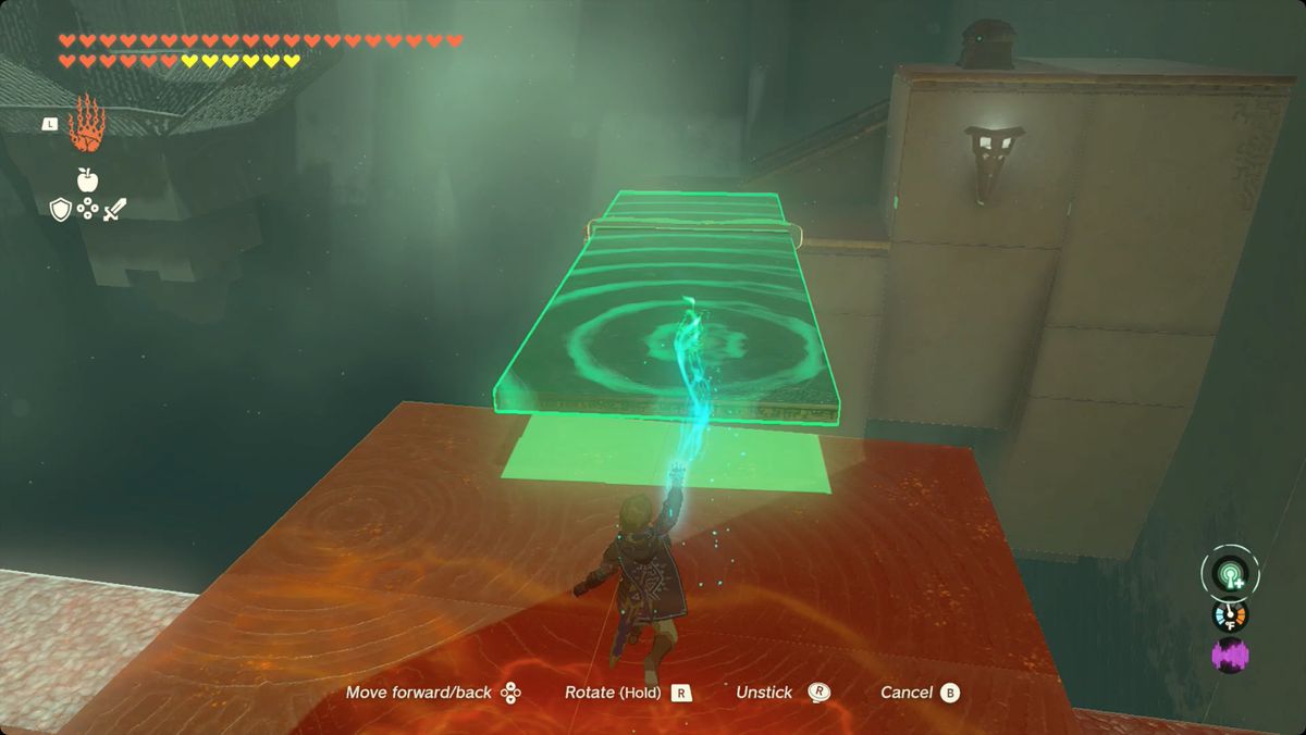 The Legend of Zelda: Tears of the Kingdom Link usando due pannelli di metallo per creare un ponte verso una cassa nel Ren-iz Shrine.