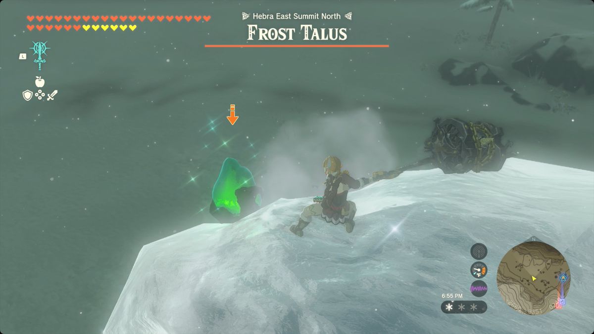 The Legend of Zelda: Tears of the Kingdom Link usa un grosso martello per attaccare il cristallo sopra un Frost Talus.