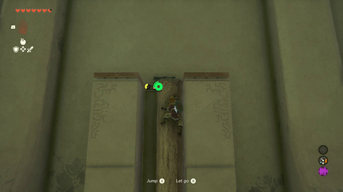 Link si arrampica su un tronco che è stato bilanciato in una zolla su una piattaforma che ha uno scrigno del tesoro in cima