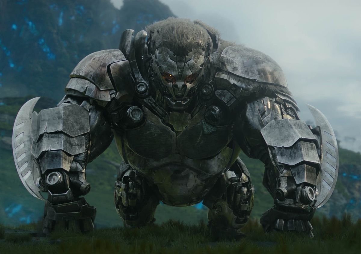 Apelinq in Transformers: Rise of the Beasts, un gigantesco gorilla robotico dall'aspetto arrabbiato con lame sulle braccia, che fissa direttamente la telecamera