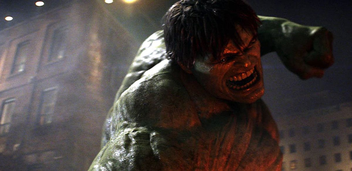 Un Hulk con una smorfia, illuminato dal basso con una luce rosso scuro, ringhia e si prepara a distruggere qualcosa nell'Incredibile Hulk del 2008