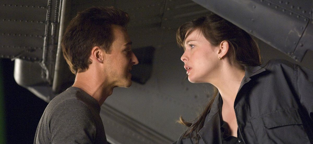 Bruce Banner (Edward Norton) vive un momento di tensione ed emozione con la sua ragazza Betty (Liv Tyler) in un veicolo militare grigio in The Incredible Hulk del 2008