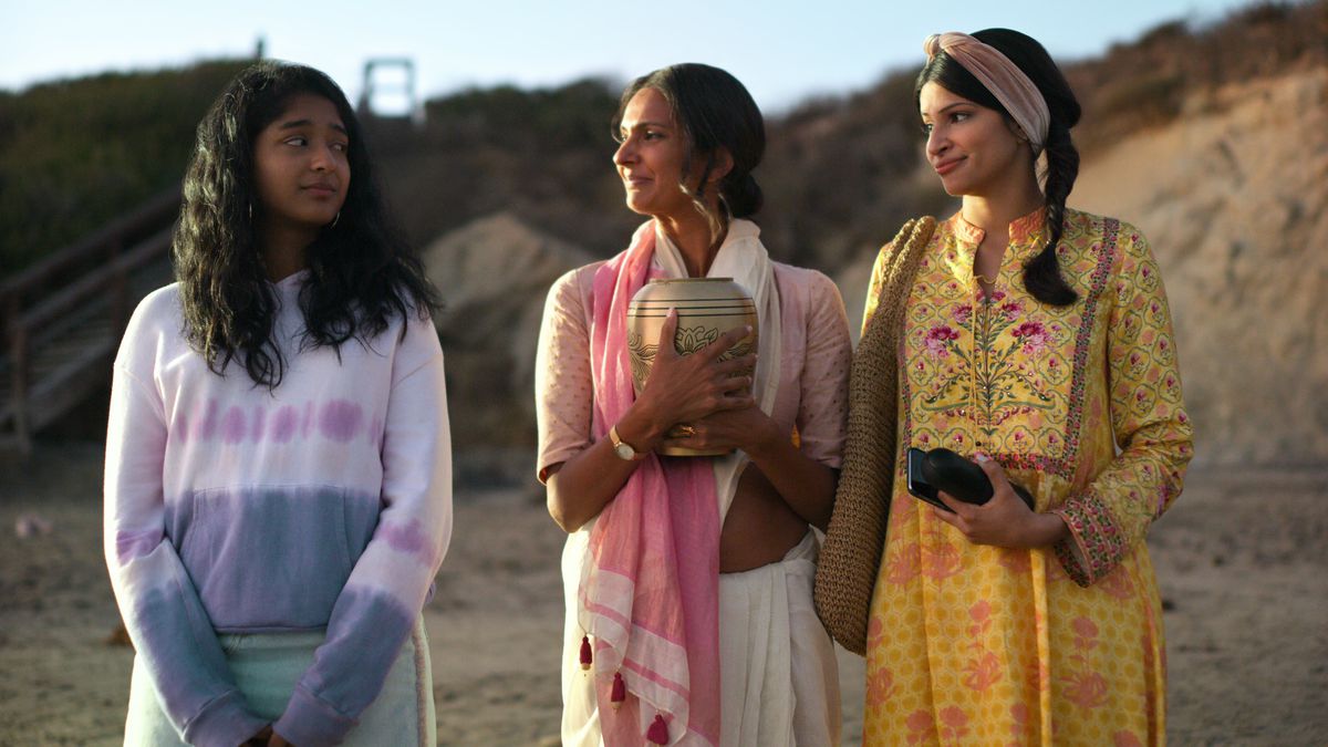 Devi, Nalini e Kamala stanno sulla spiaggia, tenendo in mano le ceneri di Mohan. 
