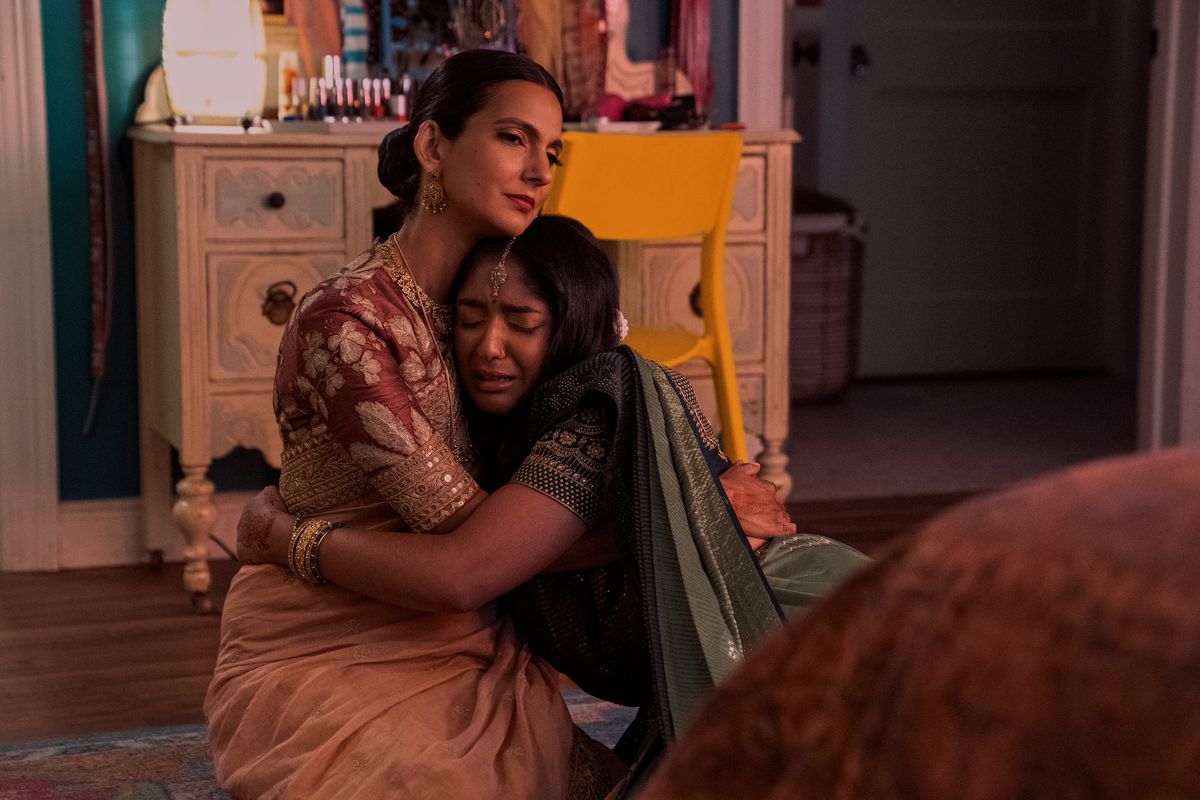 Nalini e Devi nel tradizionale abito da sposa indiano, seduti sul pavimento della camera da letto di Devi.  Stanno entrambi piangendo e Devi si aggrappa a sua madre. 