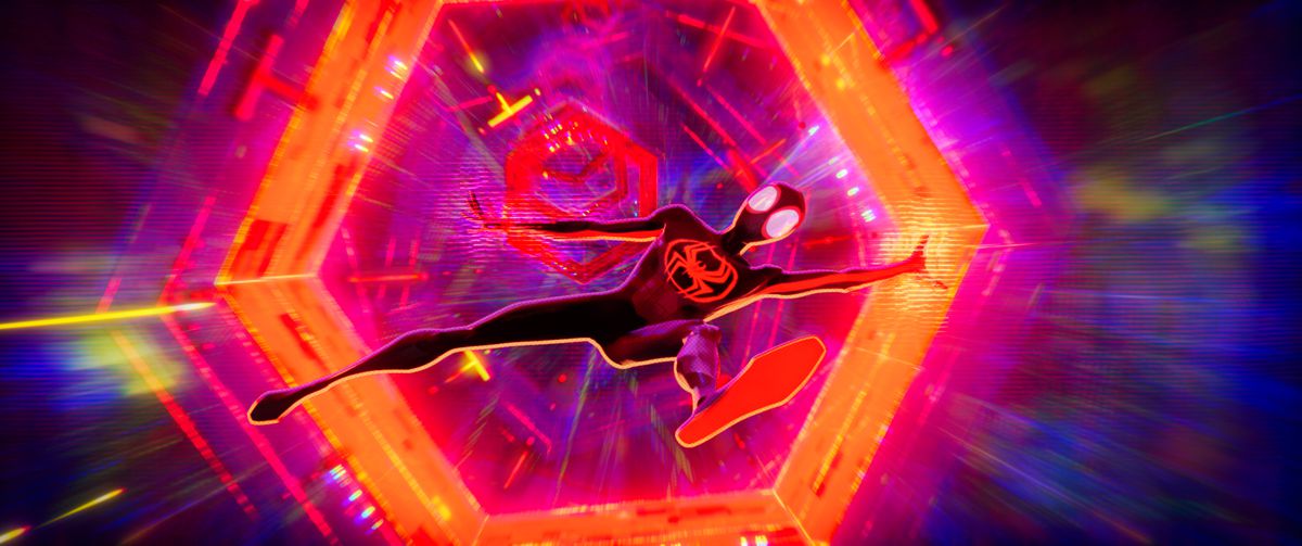 Miles Morales cade attraverso un portale in Spider-Man: Across the Spider-verse Part 1